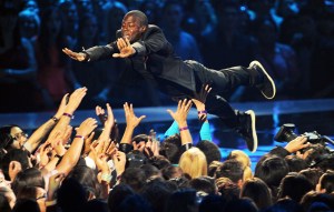 kevin-hart-stage-dive-151484418
